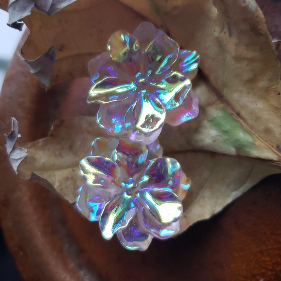 Women's Irridescent Camellia Flower Stud Earrings. NWT - Picture 11 of 13